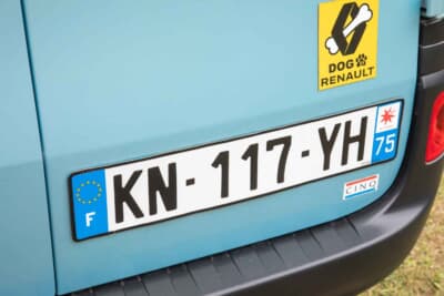 ルノー カングー：ユーロナンバーを装着することで、ぐっとヨーロッパらしさが高まる。これもお気に入りのカスタマイズポイントだという