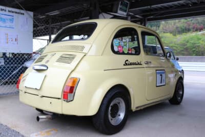 フィアット 500：マフラーはCSCで、126用のシンクロ付きミッションを移植している