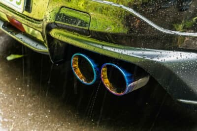 トヨタ GR86:マフラーもリアバンパーに合わせて4本出しのトラスト製に交換している