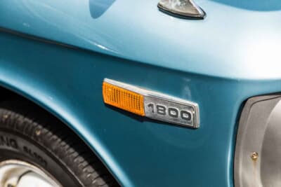 いすゞ フローリアン：ボディサイドには排気量を示すエンブレムを装着