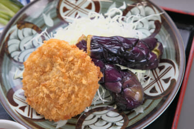 ジューシーなメンチカツも鬼おろしでさっぱりと食べられる