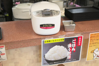 提供台に置かれた炊飯器からおかわりできる