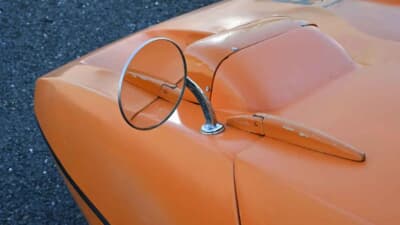 オークション終了後に落札された「ボンド・バグ700ES」（C）iconicauctioneers