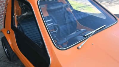 オークション終了後に落札された「ボンド・バグ700ES」（C）iconicauctioneers