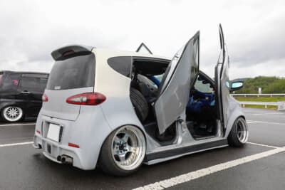 ダイハツ ソニカ：サスペンションは車高調キットだけでなくアーム類も追加し、より低いポジションで走れるように工夫している