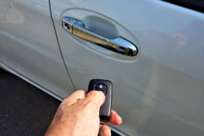 日本のリモコンキーは、1度ボタンを押せば運転席のドアだけじゃなく、助手席や後席からリアゲートまで一斉に開錠されるケースが大半