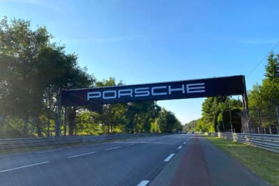 ポルシェブリッジの右手ガードレールの内側には立っているのですが、コースを走るとまた見える景色が違っている感じがします