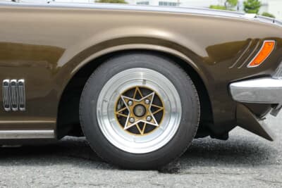 日産 610型 ダットサン・ブルーバード：ゴールド・シルバーディスクのスターシャークホイールを装着。サイズは14インチ