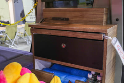 オートショップベストワン グランディ プラモ：そのキャビネットの下は、収納などにも活用できるフリースペースがある