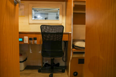 ホワイトトップ：作業用の机とイスは、長時間労働にも耐えるスペースがある