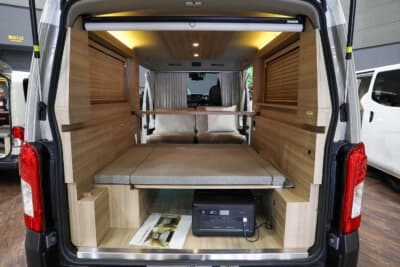 日産 キャラバン：跳ね上げ式ベッドタイプ。非常にすっきりとした車内空間が特徴