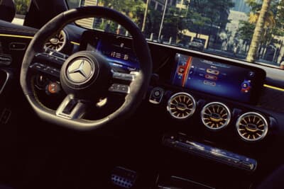 CLA 45 S 4MATIC+ ファイナルエディション：ステアリングホイールはナッパレザーとMICROCUTの組み合わせで、アルミ製AMGトリムやイエローAMGロゴを配してスポーティな演出が際立つ