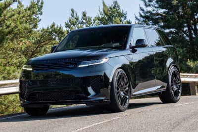 レンジローバー スポーツSVブラック:専用開発された4.4L V8ツインターボMHEVガソリンエンジンを搭載。最高出力は635ps、最大トルクは750Nmと圧巻の数値を誇る