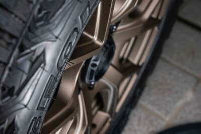 マッドヴァンスSD：Y字スポーク交点部からセンターへ向けて、ダイナミックに落とし込まれるフェイス形状が躍動的。モノブロック構造だがその深度は大きい