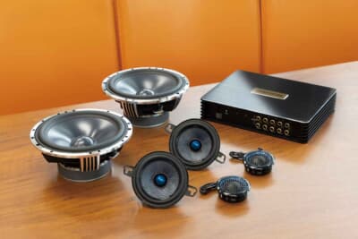ブルームーンの3WAYスピーカーにゴールドホーンのDSP、インナーバッフル、デッドニングなどをパッケージ化して販売。39万5000円