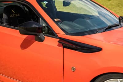 トヨタ 86：ブラックの差し色を取り入れることでメリハリを効かせている