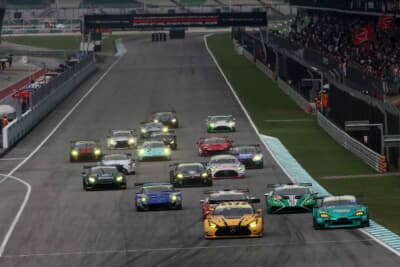 ポールポジションからスタートするのは、18号車UPGARAGE AMG GT3。52号車Green Brave GR Supra GT、0号車VENTENY Lamborghini GT3が続いた