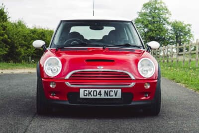 4725英ポンド(邦貨換算約93万円)で落札されたBMW「ミニクーパーS」(C)iconicauctioneers