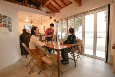 温かな室内は、まるで自宅のリビングにいるかのようにくつろげる。新居浜市にあるカフェ“みんなのコーヒー”で、接客をするジュンさん