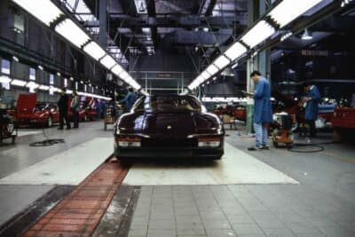 奥左側で熱心にフェラーリ 328を見るのは当時オーナーでもあったモータージャーナリスト徳大寺有恒さん。隣は当時CG編集長の熊倉さん