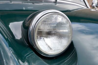 オースティンヒーレースプライト Mk.I：欧米ではフロッグアイやバグアイ（虫の目）、日本ではカニメという愛称は、やはり、このライトが所以だろう。ポップアップの予定もあったが安価に設定するために固定式となった