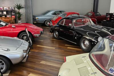 現在は顧客から預かった国内外のクラシックカーたちを展示し、山形周辺のクラシックカー愛好家にとっても、憩いの場として認知され始めている