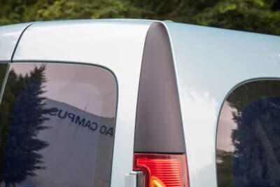 ルノー カングー：日本仕様のカングーでは、リアバンパーの黒い部分が反射板になっている車輌が多いが、こちらはあえて「梨地」のバン用樹脂を装着。現地仕様の雰囲気が出るため、好んで選ぶオーナーも少なくない