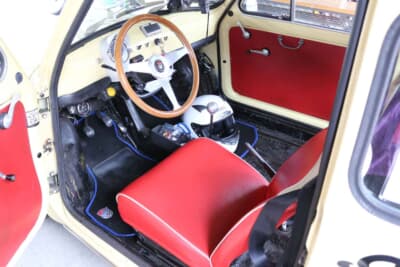 フィアット 500：ステアリングはモモのウッド。ジャンニーニのメーターを装備している