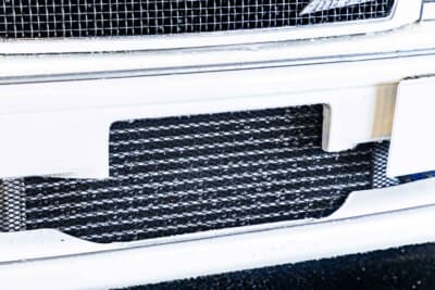 トヨタ クラウン アスリートV:大型インタークーラーをセットするため、バンパーはカットされている