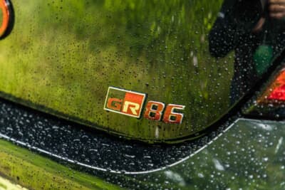 トヨタ GR86:トランク下端にあるGRエンブレムや86エンブレムも赤でコーディネイト。細かな部分にもこだわっていることがわかる