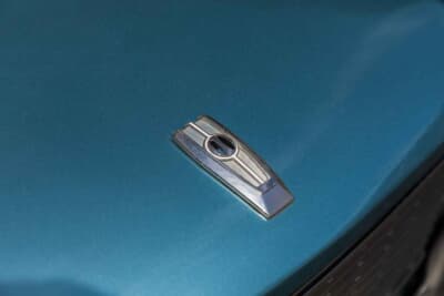 いすゞ フローリアン：専用のエンブレムをフロントノーズに装着