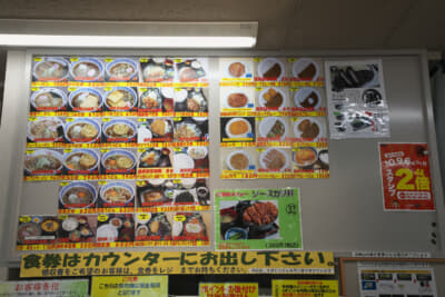 1300円の黒とんかつ定食をはじめ、スタミナ系メニューが人気