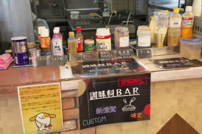 好みに合わせて味変できるようにさまざまな調味料を用意してくれている