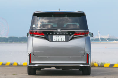 ヴェルファイアPHEVのリアビュー