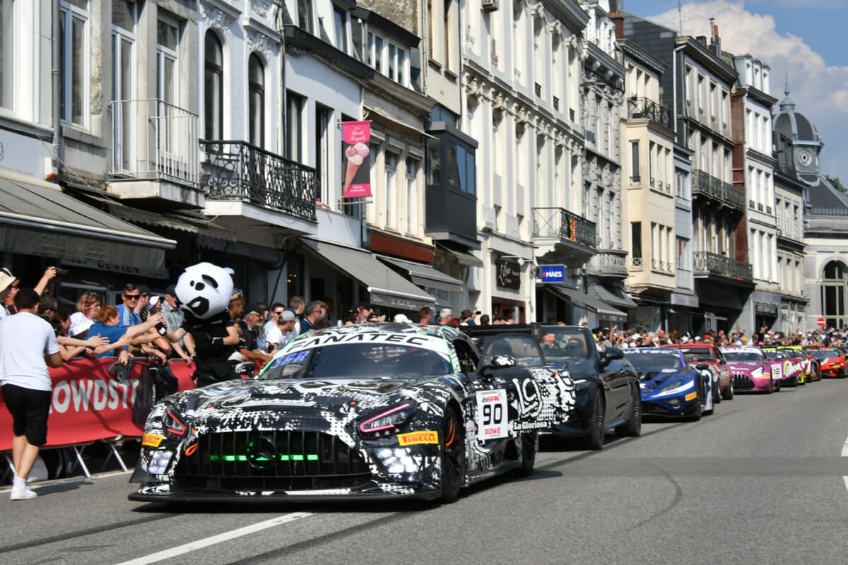 ファンの声援に応えるメルセデスAMG GT3