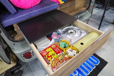 オートショップベストワン グランディ プラモ：ベッドマット下は引き出しタイプの収納に。天板もあるため、そのまま引き出せば外部テーブルとしても活用可能