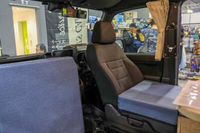 STSキャンパー ジャーニーシーサイドスタイル:運転席の回転対座も標準装備。そのため、対面対座のダイニングモードも楽しめるのだ