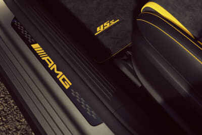 CLA 45 S 4MATIC+ ファイナルエディション：ドアシルプレートはブラックベースにイエローでAMGロゴが点灯し、フロアマットにも「45 S」の文字とイエローステッチが施されるなど、視覚的にも上質感を高めている