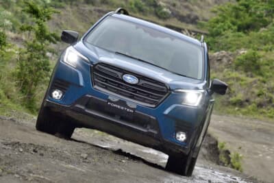 フォレスター プレミアムS:HEV：滑りやすい路面などでタイヤをスリップさせない電子制御X-MODE30km/hまで作動。それ以上のスピードでは、ABSやTCR、さらにAWDシステムの協調制御で確実に路面を捉えていく