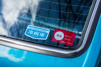 いすゞ ベレットGTR：リアウインドウには「冷房車」と「有鉛ガソリン」のステッカーが貼られていた