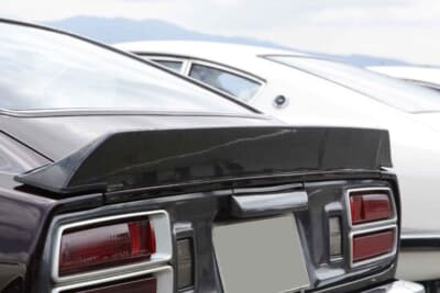 日産S30型フェアレディZ：カーボン製のリアウイングを装着している