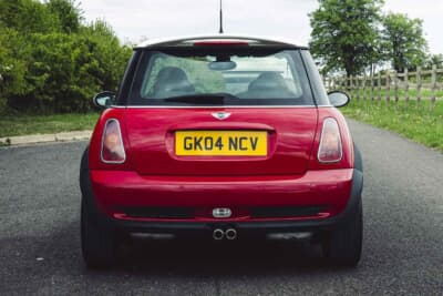 4725英ポンド(邦貨換算約93万円)で落札されたBMW「ミニクーパーS」(C)iconicauctioneers