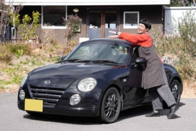 2024年他界されたお母さまが遺したコペンを引き継いで乗ることにしたジュンさん。これからはお母さまが見てきたコペンからの景色を見て過ごす 