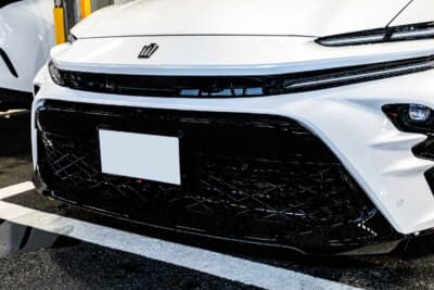 トヨタ クラウンスポーツPHEV:グラージオ製グリルをカラーコード202で塗装。エンブレムも変更済み