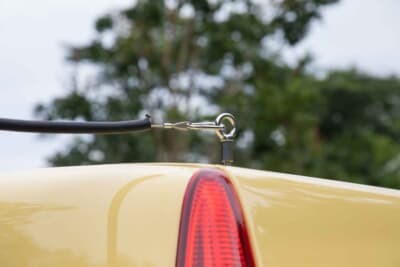 ルノー カングー：タープ固定は悩みどころだが、ホームセンターで購入したアイボルトに延長ボルトを噛ませ、キャリアの固定ネジ穴を上手に使用している