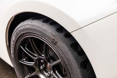 トヨタ 86：よく見るとタイヤのショルダーがかなり溶けている