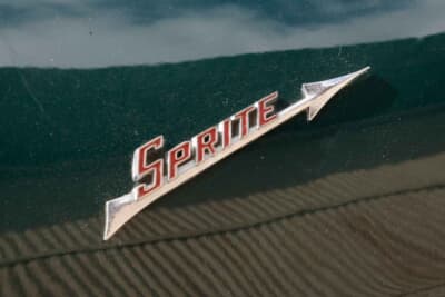 オースティンヒーレースプライト Mk.I：リアにはアロー（矢）をモチーフにした車名SPRITEの文字の入ったエンブレムが備わる