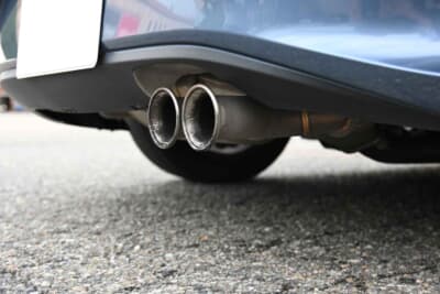 マツダ ロードスター:マフラーはサクラム製を装着。サスペンションは、コニのダンパーとスプリングの組み合わせ。こちらも昔から「ロードスター」のカスタムで人気のアイテムです