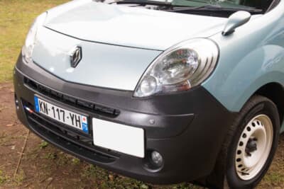 ルノー カングー：当時、純正でも設定されていた「テッチン」ホイールは、白とクリームの中間のような色味だったが、こちらは自分好みに塗装。ワニ顔との相性も抜群だ