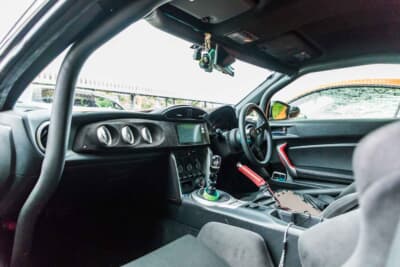 トヨタ86:購入時点ですでにBLITZ製の車高調とマフラー、そしてロールゲージなどが装着された状態だった